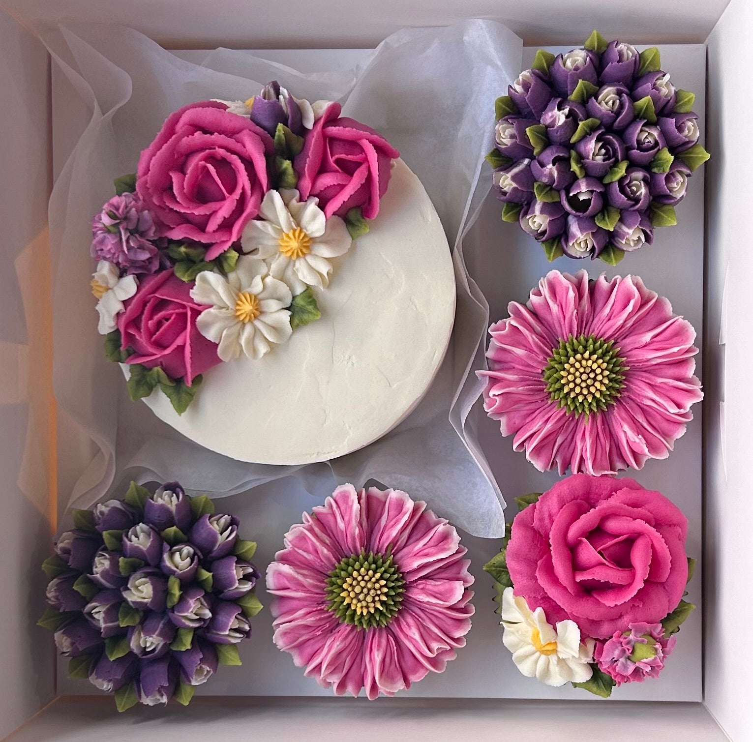 Bento box with a 5' cake and 5 cupcakes 